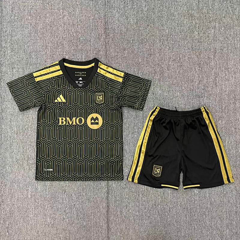 Niño_Los Angeles home kid 26-27